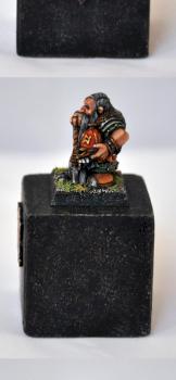 Dwarf lord with great weapon by lybban