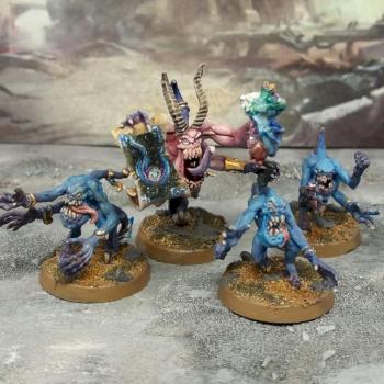 Tzeentch Iridescent Horror and Blue Horrors by Dethos