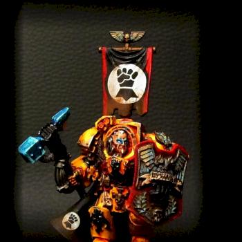 Warhammer 40.000 Imperial Fists Captain Lysander. by Hexagone Club